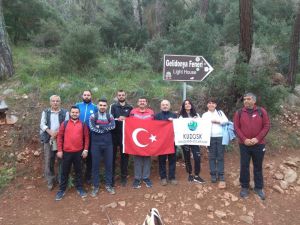 Koronadan korunmak için doğa yürüyüşü yapıyorlar