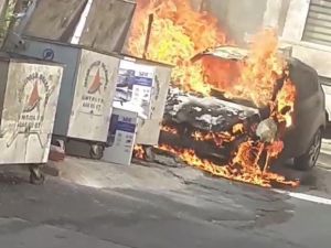 Antalya’da otomobil cayır cayır yandı