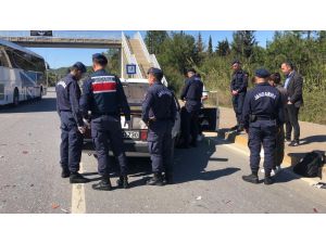 Kazaya karışan otomobili inceleyen jandarma uyuşturucu buldu