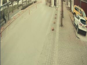 Devrilen midibüs üzerine doğru gelirken kılı bile kıpırdamadı