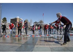 Antalyaspor Taraftarından Meydan Temizliği
