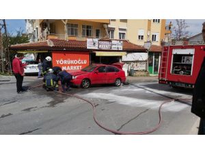 Yanan araca çeşme hortumuyla müdahale ettiler