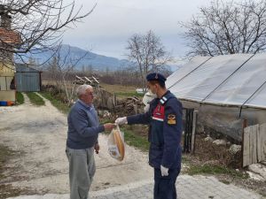 Kaş’ta jandarmadan evden çıkamayan yaşlılara destek