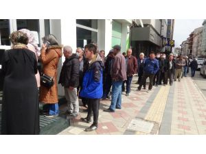 Banka Önlerinde Metrelerce Kuyruk Oluştu