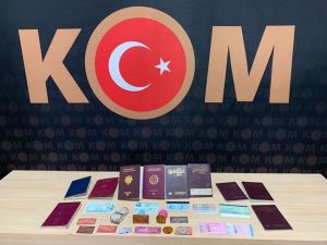 Sahte Kimlik Ve Pasaport Yapan 2 Şahıs Polis Tarafından Yakalandı