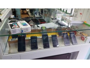 Adana’da Kaçak Cep Telefonu Ve Kol Saati Ele Geçirildi