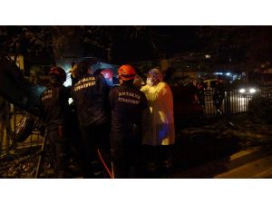 Refüjdeki ağaca çarpan otomobil hurdaya döndü: 1 ölü