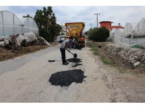 Kumluca’da yol bakım, onarım ve yama çalışması yapıldı