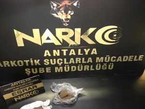 Havalimanında yolcunun üzerinden uyuşturucu çıktı
