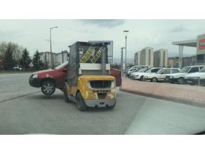 Forklift İle Caddede Otomobil Taşıdı