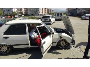 Kontrolsüz kavşakta otomobiller çarpıştı: 1 yaralı