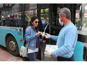 Antalya’da toplu taşımayı kullananlara ücretsiz maske dağıtılıyor