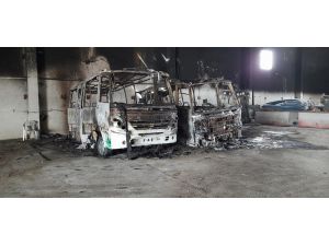 Belediye Garajında Yangın Çıktı, 2 Minibüs Yandı