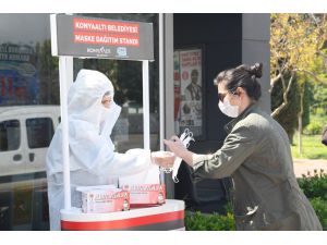 Konyaaltı’nda vatandaşa ücretsiz maske dağıtımı devam ediyor