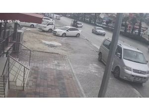 Forkliftin kendisine çarpan yerli aracı hurdaya çevrilip" bana mısın" demediği anlar