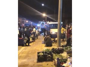 Antalya’da kaldırımlara gece pazarı kuruldu