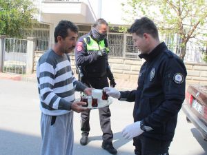 Yasağın hakim olduğu Antalya’da görev başındaki polise çay