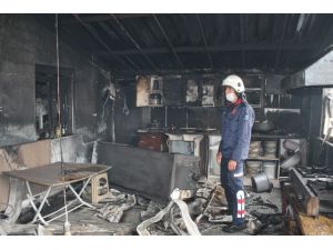 Eşyaları yanan işçiler, yangın sonrası gözyaşlarını tutamadı