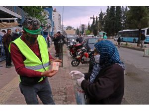 Yaşa değil yaş hesabına takılan kadın pazara girmek için uzun süre bekledi