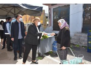 Başkan Erdem, Pazarda Maske Dağıttı