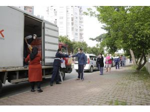 Büyükşehir Belediyesi ücretsiz ekmek dağıtımına devam ediyor