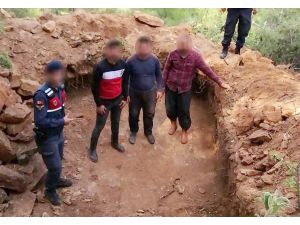 Sokağa çıkma kısıtlamasını fırsat bilen defineciler jandarmaya yakalandı