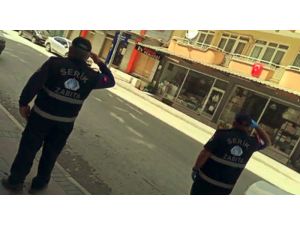 Mahalleliden zabıta ekiplerine İstiklal Marşı sürprizi