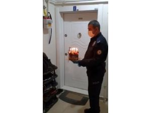 Evden Çıkamayan Çocuğa Polisten Doğum Günü Sürprizi