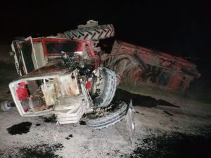 Otomobille Traktör Çarpıştı: 2 Yaralı