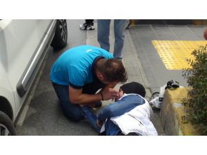Kazada yaralanan eşinin elini bir an bile bırakmadı