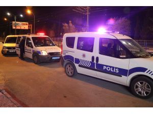 Amcasını Ve Kuzenini Pompalı Tüfekle Yaralayıp Kaçtı