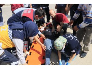 Adana’da Otomobil Kanala Uçtu, Sürücüyü Vatandaşlar Kurtardı