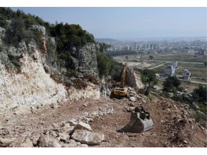 Masa Dağındaki yol yapımı için kayalar kesildi