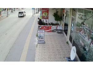 Çiçek Çalarken Güvenlik Kamerasına Yakalandı