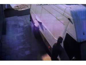 Sokağa Çıkma Kısıtlamasında Minibüsten Hırsızlık