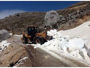 Karla kaplı Dumanlı yayla yolu ulaşıma açıldı