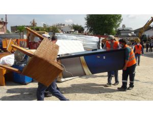 Otel sahibi boşaltmayınca eşyaları belediye çalışanları boşalttı