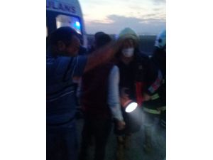 Baba İle Oğlu Devrilen Traktörün Altında Yaralı Kurtuldu