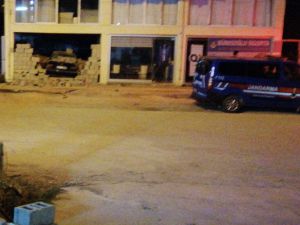 Samandağ’da Otomobil Duvardan İçeri Girdi