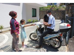 Antalya’da öğretmenden öğrencilerine motosikletiyle ödev servisi