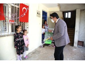 Evde sıkılan iki kız kardeşin sosyal medya üzerinden istedikleri kuşu belediye başkanı getirdi