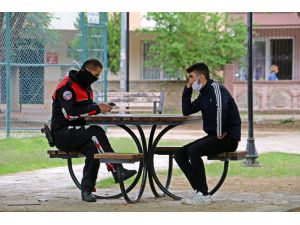 Polis ikinci kez yakaladığı gençleri affetmedi