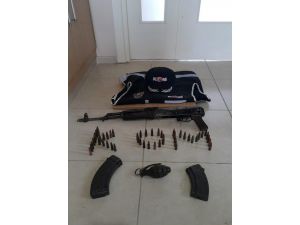 Evde El Bombası Ve Uzun Namlulu Silah Ele Geçirildi