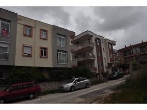 3. kattan düşen çocuk, portakal ağacına takılarak yaralı kurtuldu