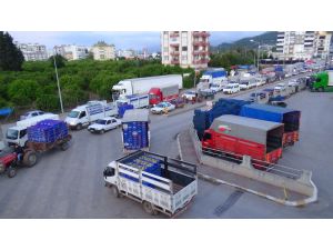 Antalya’da 3 günlük kısıtlamanın ardından kilometrelerce kuyruk oluştu