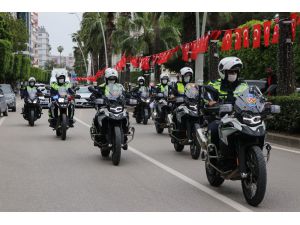 Adana’da Polisler Sürücülere Gül Dağıttı