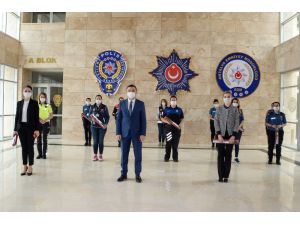 Emniyet Müdürü Ulucan, polis annelere çiçek dağıttı