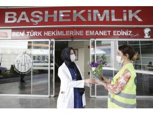 Antalya’da hem anneler hem çiçek üreticisi sevindi