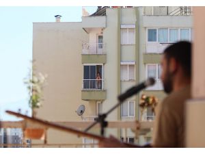 Konservatuvar öğrencisinden annelere balkondan konser