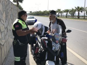 Antalya’da 84 yaşındaki adam kamyonetiyle trafiği bir birine kattı